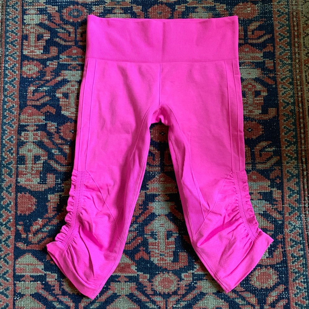 🍋Hot pink lululemon crops